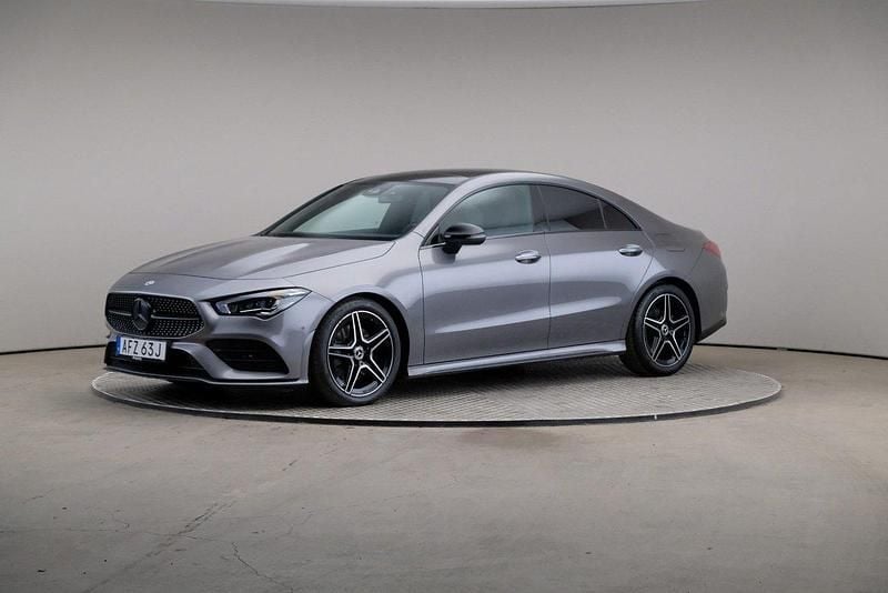 Mörkgrå Begagnad 2021 Mercedes CLA200 Premium Plus Sedan | 309 000 kr (Marknadspris) - Bild 1/4
