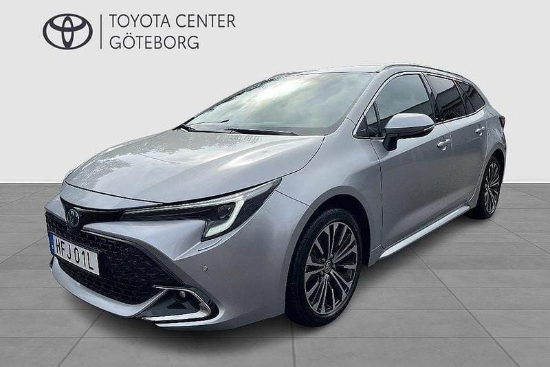 Silver Begagnad 2023 Toyota Corolla Kombi | 274 900 kr (Bra pris) - Bild 1/4