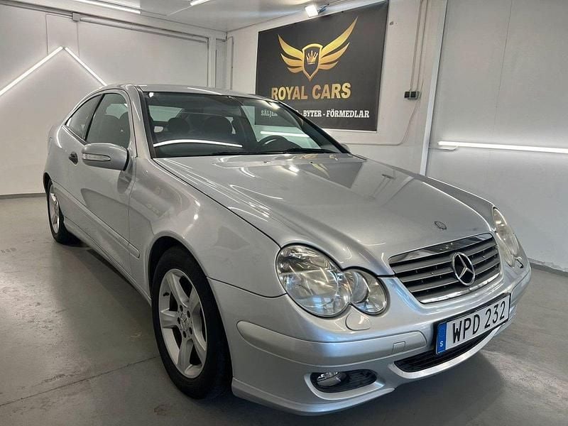Silver Begagnad 2005 Mercedes C180 Sportkupé | 39 990 kr (Marknadspris) - Bild 1/4