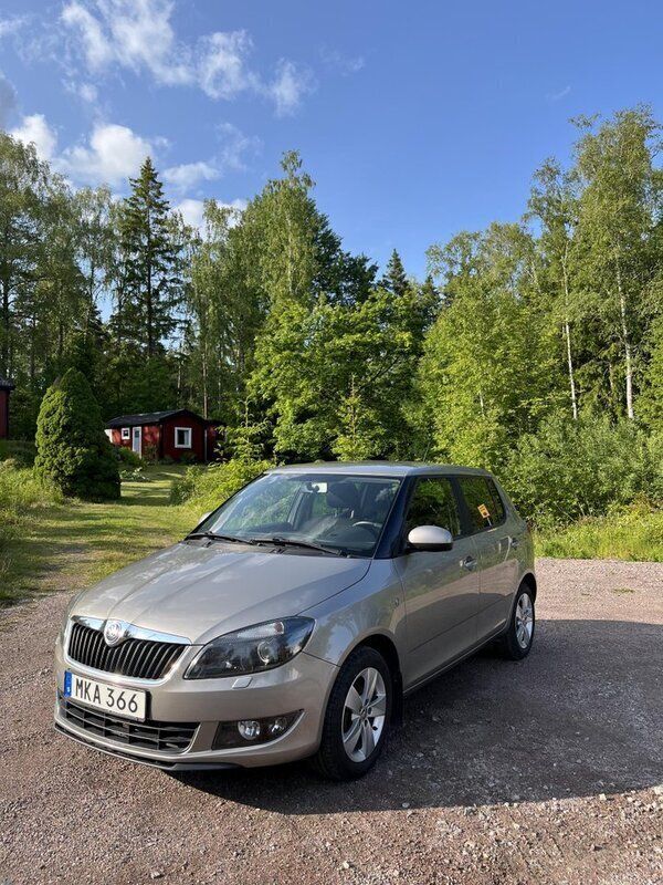 Brun Begagnad 2015 Skoda Fabia Ambiente Halvkombi | 82 000 kr (Marknadspris) - Bild 1/4