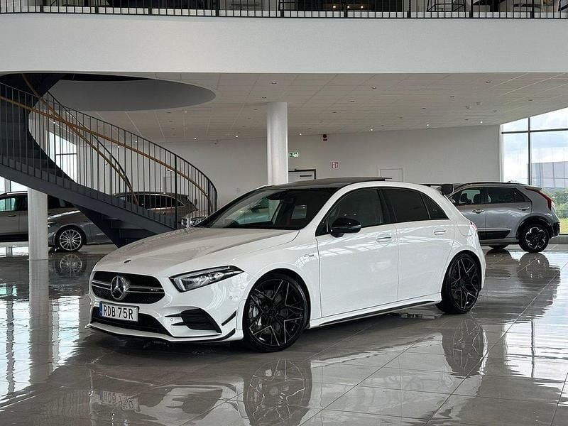 Vit Begagnad 2019 Mercedes A35 AMG AMG Halvkombi | 369 000 kr (Lite dyr) - Bild 1/4