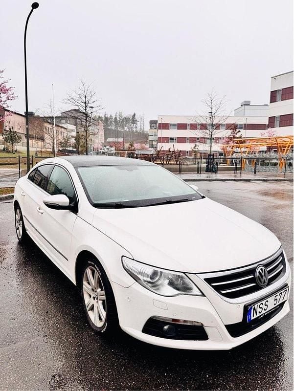 Vit Begagnad 2011 VW CC Sedan | 85 000 kr (Marknadspris) - Bild 1/4