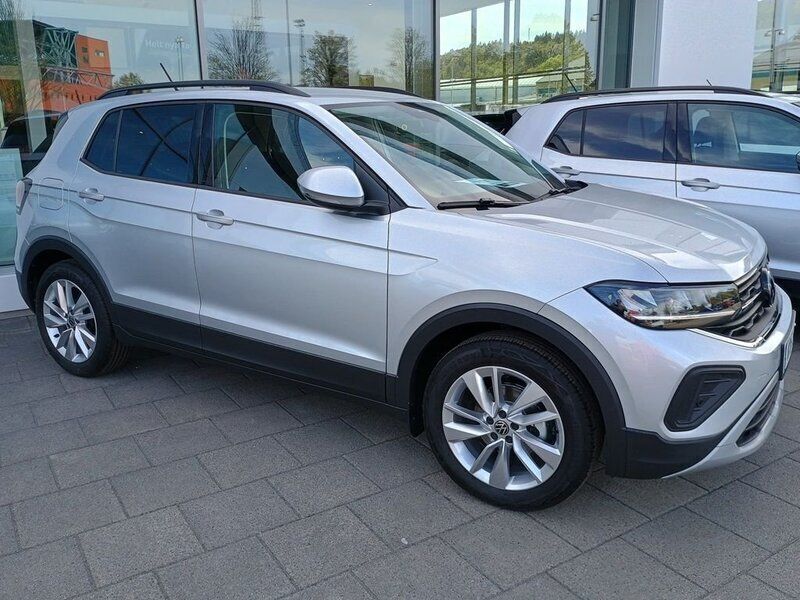Silver (reflex silver metallic) Ny 2025 VW T-Cross Life SUV | 285 900 kr (Marknadspris) - Bild 1/4