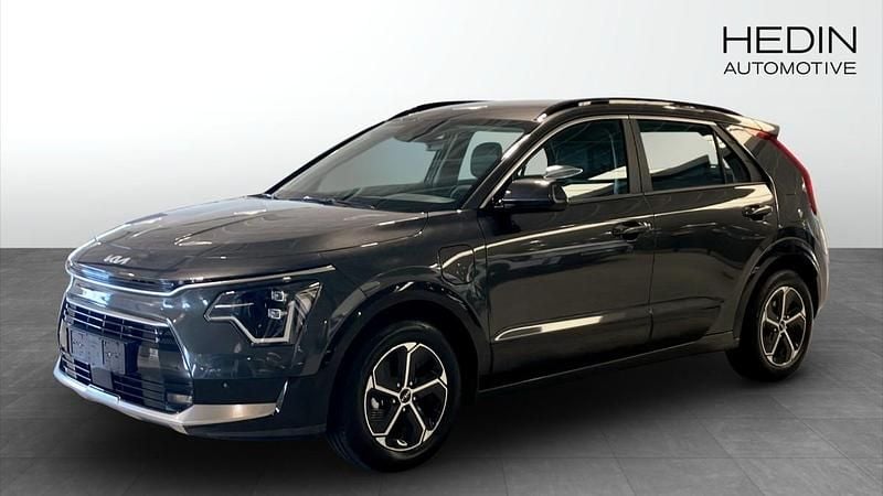 Grå (grey) Ny 2025 Kia Niro SUV | 336 000 kr (Superpris) - Bild 1/4