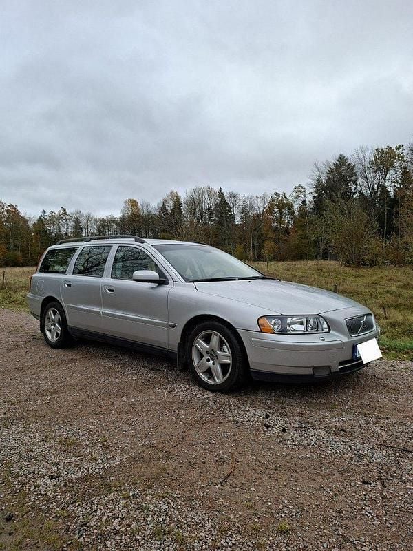 Grå Begagnad 2006 Volvo V70 Kinetic Kombi | 18 000 kr (Superpris) - Bild 1/4