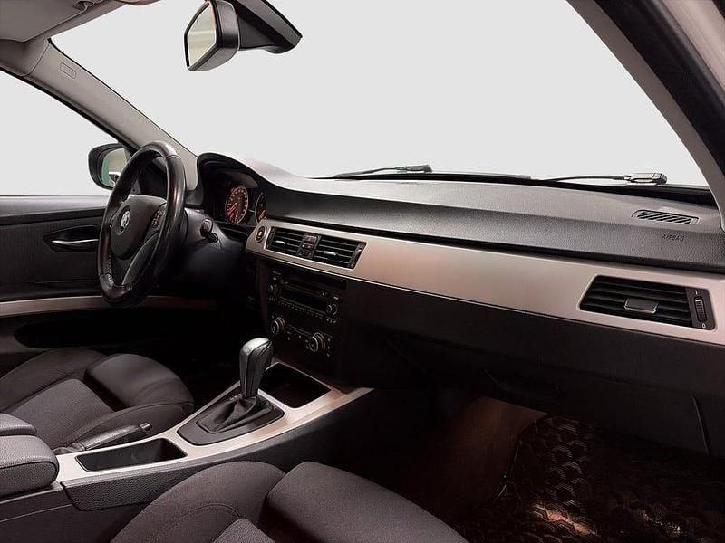 Begagnad BMW 320 Comfort Edition 177 HK (130 kW) 2009 Vit Kombi