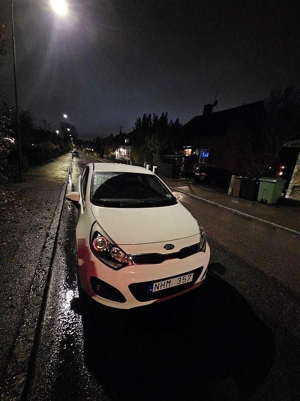 Vit Begagnad 2013 Kia Rio Halvkombi | 40 000 kr (Bra pris) - Bild 1/4