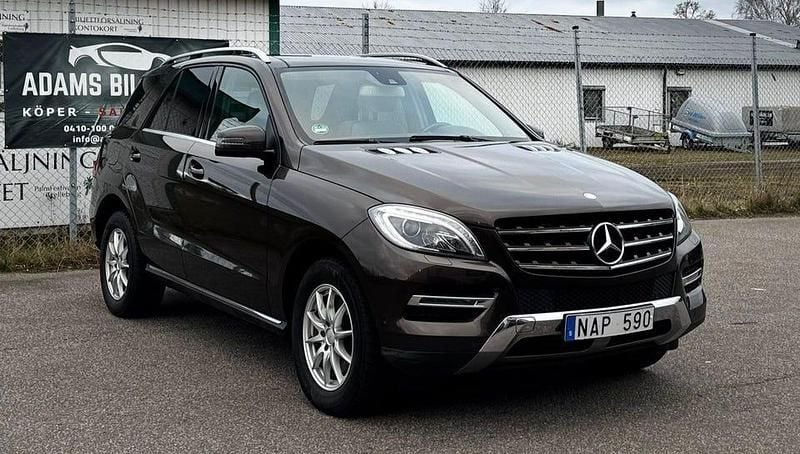 Mörkbrun Begagnad 2013 Mercedes ML250 SUV | 189 700 kr - Bild 1/4
