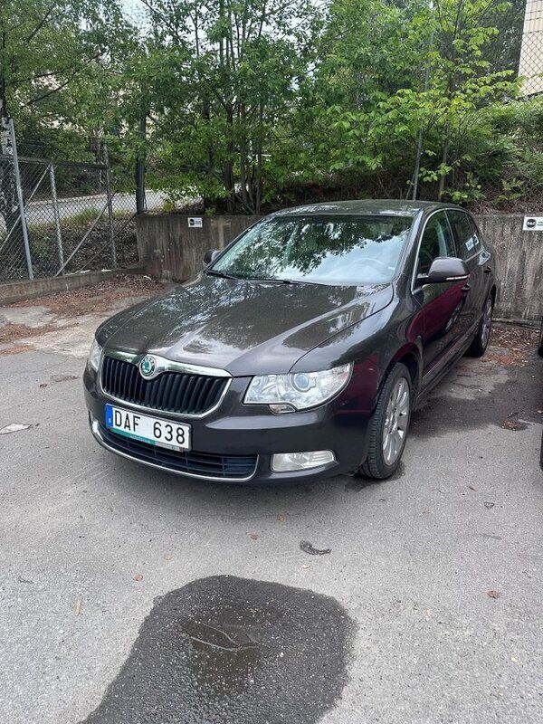 Mörkbrun Begagnad 2009 Skoda Superb Elegance Halvkombi | 55 000 kr (Marknadspris) - Bild 1/2
