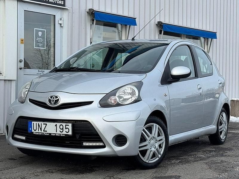 Begagnad Toyota Aygo 68 HK (50 kW) 2012 Silver Halvkombi