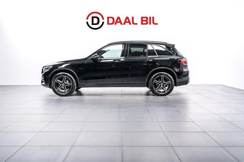 Svart Begagnad 2021 Mercedes GLC300e AMG line SUV | 339 700 kr (Marknadspris) - Bild 1/4