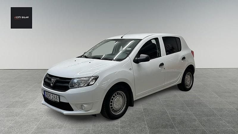 Vit Begagnad 2014 Dacia Sandero Halvkombi | 44 900 kr (Marknadspris) - Bild 1/4