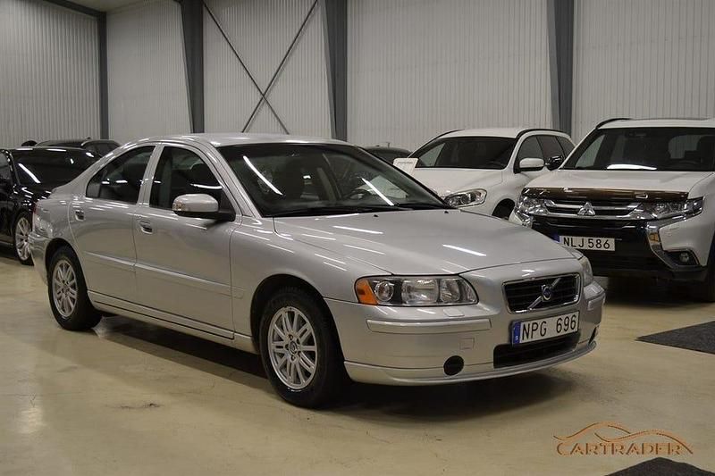 Grå Begagnad 2009 Volvo S60 Standard Sedan | 49 900 kr (Marknadspris) - Bild 1/4