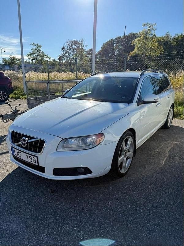 Vit Begagnad 2010 Volvo V70 Momentum Kombi | 38 000 kr (Marknadspris) - Bild 1/4