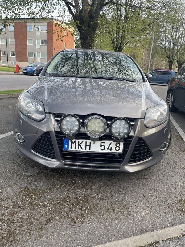 Brun Begagnad 2011 Ford Focus Titanium Kombi | 39 000 kr (Marknadspris) - Bild 1/4