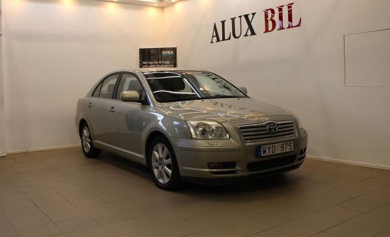 Ljusgrön (grön) Begagnad 2005 Toyota Avensis Halvkombi | 24 900 kr (Bra pris) - Bild 1/4