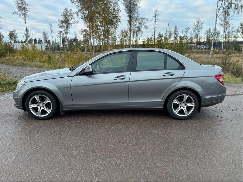 Grå Begagnad 2008 Mercedes C180 Sedan | 39 000 kr (Bra pris) - Bild 1/4