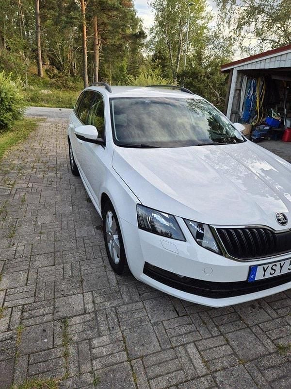 Vit Begagnad 2019 Skoda Octavia Ambition Kombi | 157 000 kr (Marknadspris) - Bild 1/4