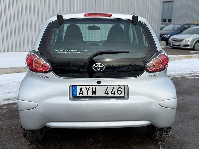 Begagnad Toyota Aygo 68 HK (50 kW) 2011 Silver Halvkombi