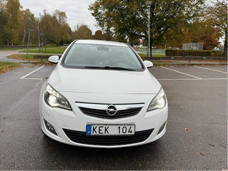Vit Begagnad 2011 Opel Astra Enjoy Halvkombi | 52 000 kr (Marknadspris) - Bild 1/4
