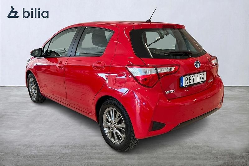 Begagnad Toyota Yaris Hybrid Active 102 HK (75 kW) 2018 Röd Halvkombi