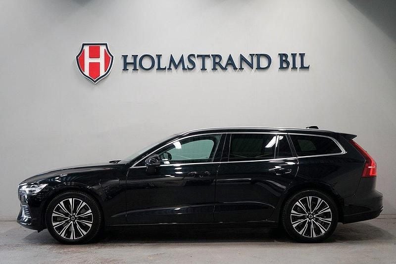 Svart Begagnad 2023 Volvo V60 Core Kombi | 398 800 kr (Bra pris) - Bild 1/4
