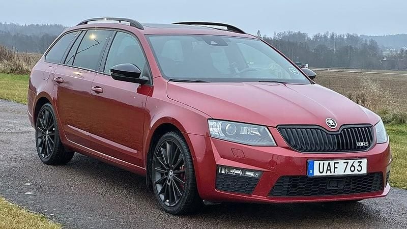 Röd Begagnad 2014 Skoda Octavia RS Kombi | 149 900 kr (Lite dyr) - Bild 1/4