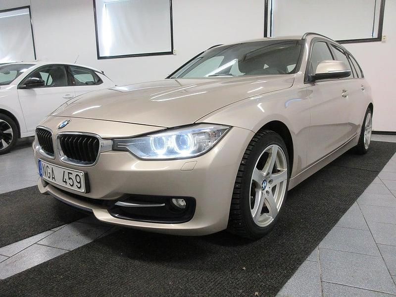 Silver Begagnad 2012 BMW 318 Sport Line Kombi | 89 500 kr (Marknadspris) - Bild 1/4