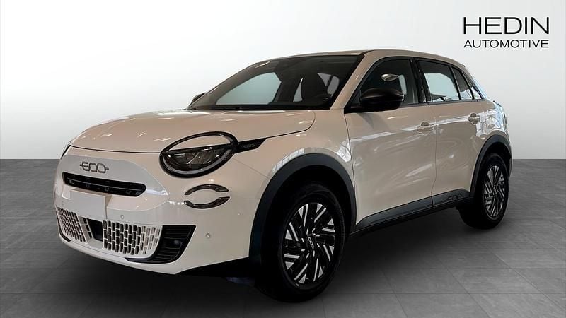 Vit (white) Ny 2025 Fiat 600 Lounge SUV | 305 800 kr - Bild 1/4
