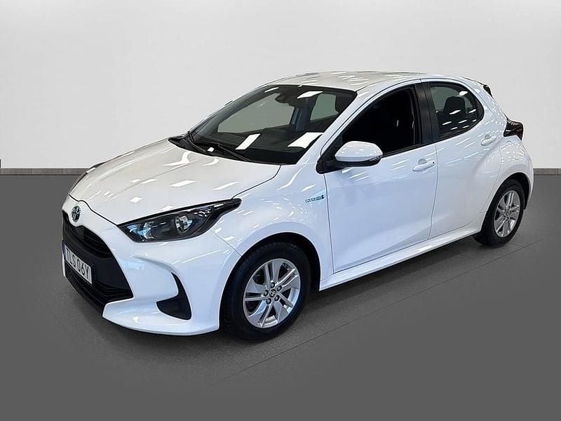 Begagnad Toyota Yaris Hybrid 92 HK (67 kW) 2021 Vit Halvkombi