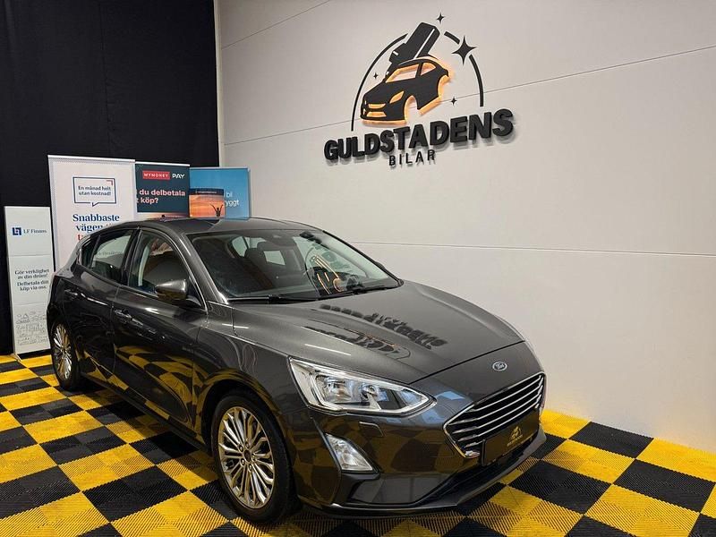 Grå Begagnad 2019 Ford Focus Titanium Halvkombi | 169 900 kr (Marknadspris) - Bild 1/3