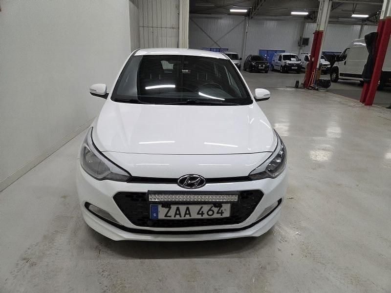 Begagnad Hyundai i20 Comfort 75 HK (55 kW) 2017 Vit Halvkombi