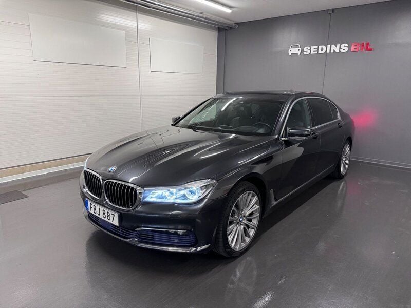 Grå Begagnad 2016 BMW 730L Executive Sedan | 429 900 kr - Bild 1/4