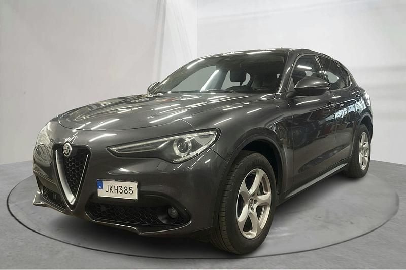 Grå Begagnad 2017 Alfa Romeo Stelvio Super SUV | 184 800 kr (Marknadspris) - Bild 1/4