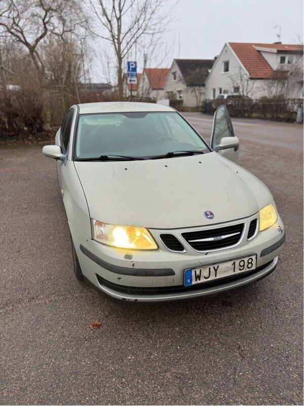 Gul Begagnad 2005 Saab 9-3 Linear Sedan | 22 500 kr (Bra pris) - Bild 1/4