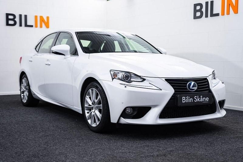 Vit Begagnad 2015 Lexus IS300h Executive Line Sedan | 179 900 kr (Marknadspris) - Bild 1/4