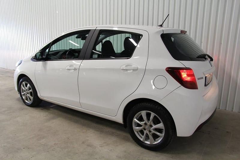Begagnad Toyota Yaris 99 HK (72 kW) 2016 Vit Halvkombi