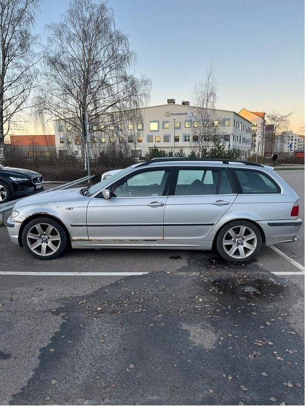 Silver Begagnad 2002 BMW 320 Kombi | 24 000 kr (Bra pris) - Bild 1/4