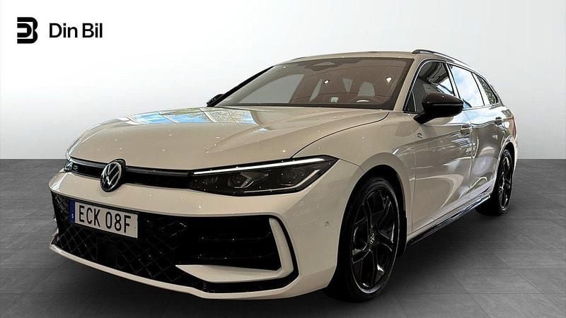 Vit Begagnad 2024 VW Passat R-line Kombi | 459 900 kr - Bild 1/4