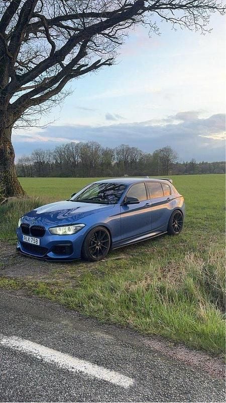 Blå Begagnad 2018 BMW M140 M Sport Halvkombi | 389 900 kr - Bild 1/3