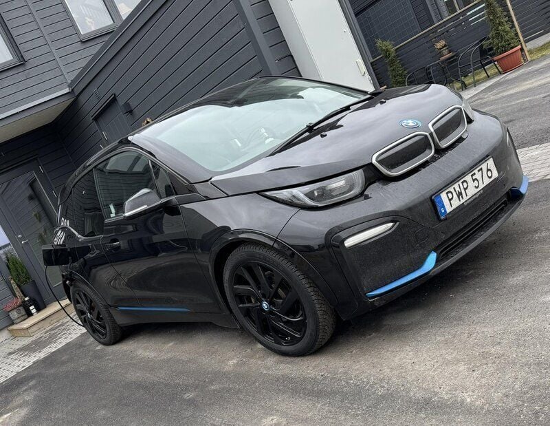 Svart Begagnad 2018 BMW i3 Halvkombi | 150 000 kr (Marknadspris) - Bild 1/4