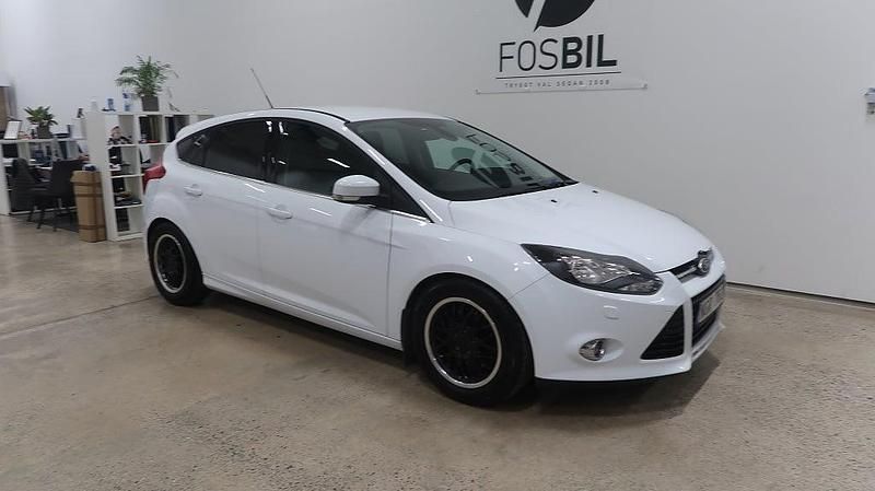Begagnad Ford Focus Titanium 140 HK (102 kW) 2013 Vit Halvkombi