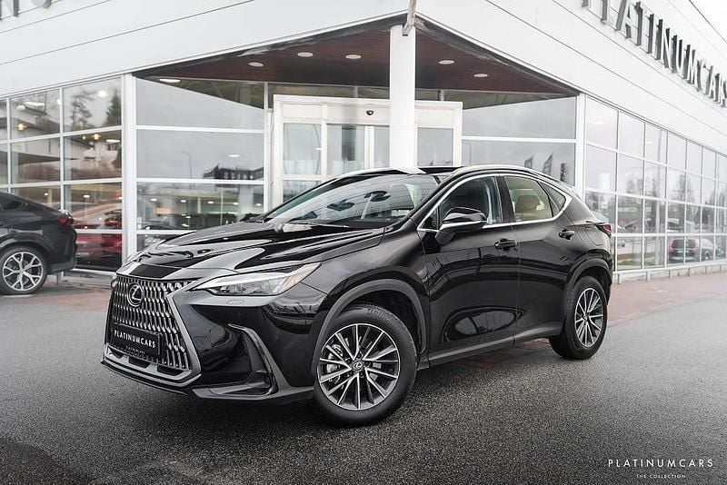 Svart Begagnad 2025 Lexus NX350h SUV | 449 000 kr (Marknadspris) - Bild 1/4