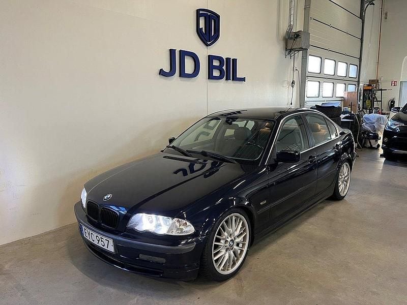 Mörkblå Begagnad 1999 BMW 328 M Sport Sedan | 34 900 kr - Bild 1/4