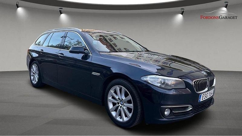Blå Begagnad 2015 BMW 530 Luxury Line Kombi | 144 900 kr (Marknadspris) - Bild 1/4