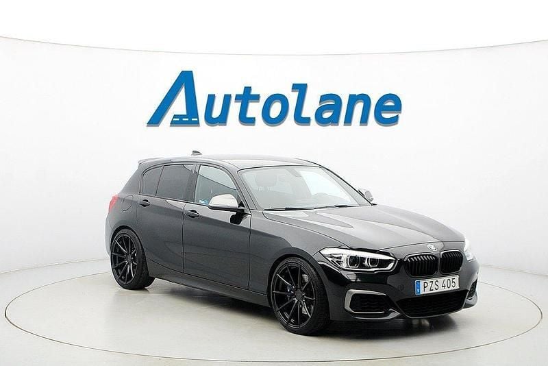 Svart Begagnad 2017 BMW M140 M Sport Halvkombi | 389 900 kr (Marknadspris) - Bild 1/3