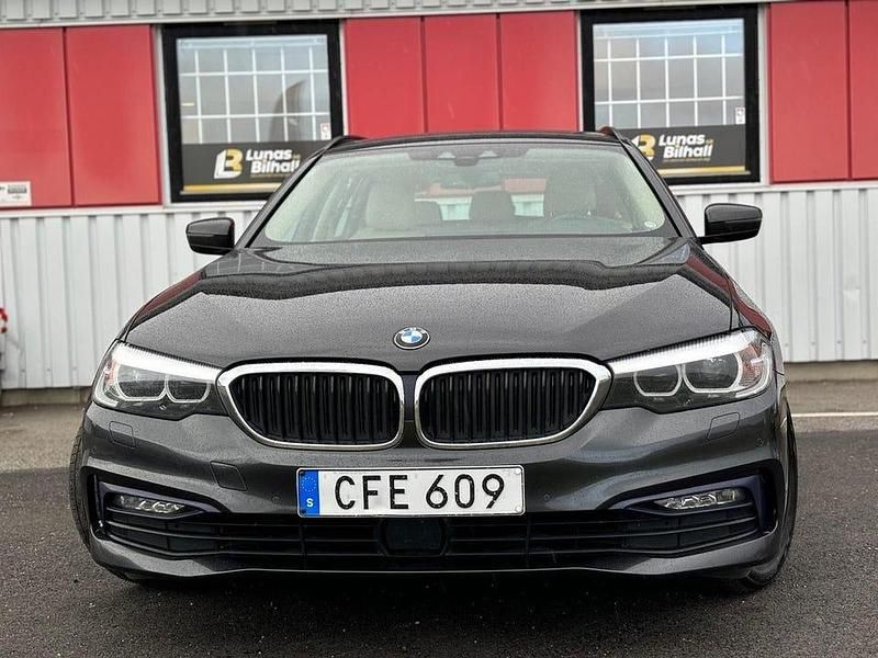 Grå Begagnad 2018 BMW 520 Sport Line Kombi | 214 900 kr (Marknadspris) - Bild 1/4