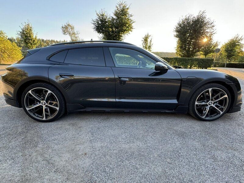 Grå Begagnad 2022 Porsche Taycan Cross Turismo Sedan | 775 000 kr (Bra pris) - Bild 1/4