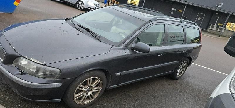 Grå Begagnad 2000 Volvo V70 Kombi | 18 900 kr (Marknadspris) - Bild 1/4