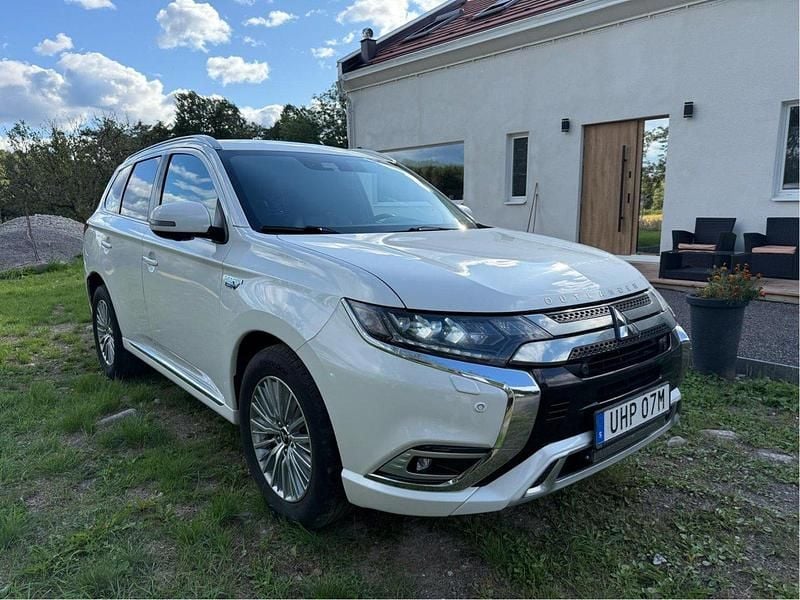 Vit Begagnad 2019 Mitsubishi Outlander P-HEV SUV | 149 500 kr (Marknadspris) - Bild 1/4